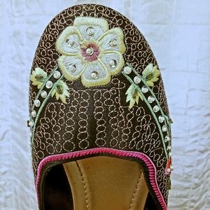 6.5 slippers Ken Cole Reaction, embroidered/beaded